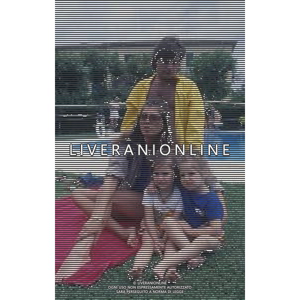 DIAP-RETROSPETTIVA LAURA BELLLI ATTRICE NELLA FOTO LAURA BELLI CON MAURO DI FRANCESCO E FAMIGLIA AG ALDO LIVERANI SAS