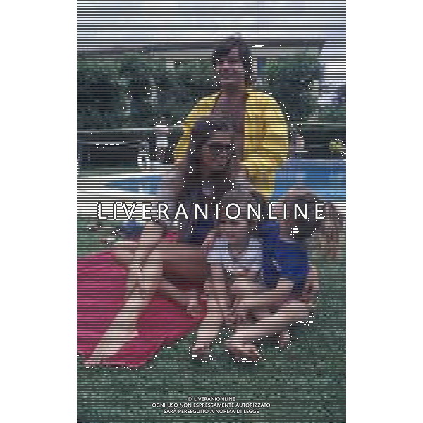 DIAP-RETROSPETTIVA LAURA BELLLI ATTRICE NELLA FOTO LAURA BELLI CON MAURO DI FRANCESCO E FAMIGLIA AG ALDO LIVERANI SAS