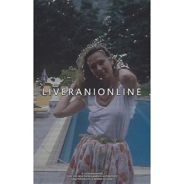 DIAP-RETROSPETTIVA LORETTA GOGGI-CANTANTE-ATTRICE-IMITATRICE-CONDUTTRICE TELEVISIVA E SCRITTRICE NELLA FOTO LORETTA GOGGI A SAINT VINCENT NELL\'ANNO 1980 AG ALDO LIVERANI SAS