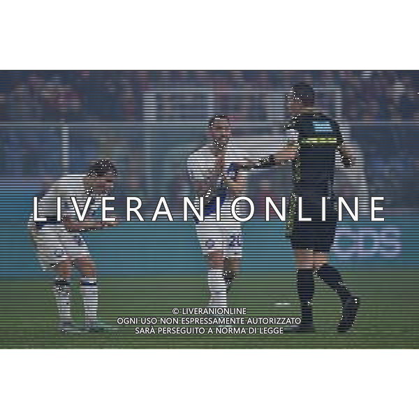 Genoa vs Inter nella foto Nicolo\' Barella (Inter) e Hakan Calhanoglu (Inter) proteste con l\'arbitro Daniele Doveri di Roma Genova 29-12-2023 Stadio Luigi Ferraris - Marassi Campionato Serie A TIM - 18a giornata foto Roberto Garavaglia/ag. Aldo Liverani sas /AGENZIA ALDO LIVERANI SAS