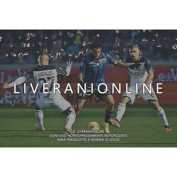 TVRG Atalanta vs Lecce nella foto Ederson Jose\' dos Santos (Atalanta) tra Gabriel Strefezza (Lecce) e Nikola Krstovic (Lecce) Bergamo 30-12-2023 Gewiss Stadium - Stadio Atleti Azzurri d\'Italia Campionato Serie A TIM - 18a giornata foto Roberto Garavaglia/ag. Aldo Liverani sas/AGENZIA ALDO LIVERANI SAS