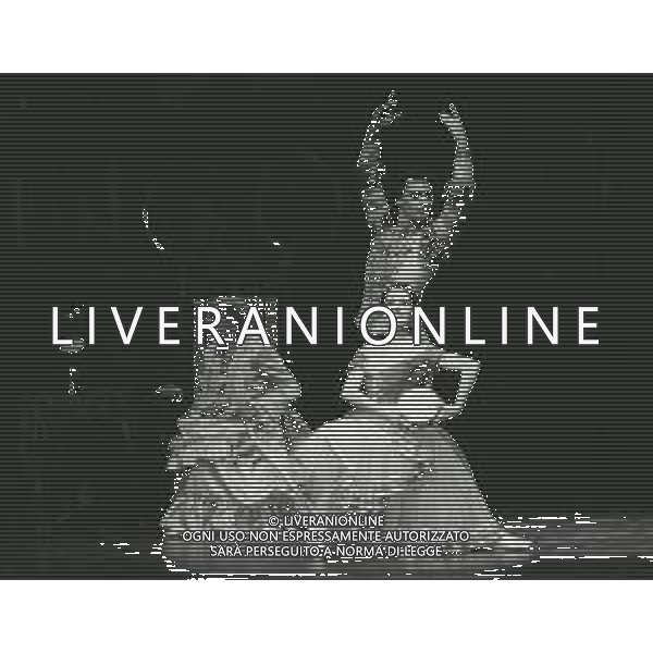 NEG-RETROSPETTIVA CARLA FRACCI BALLERINA NELLA FOTO CARLA FRACCI CON PAOLA BORBONI AL TEATRO CARLO GOLDONI IN “SOGNO ROMANTICO OVVERO LE DIVINE ALLA SBARRA “ A MILANO NELL\'ANNO 1988 AG ALDO LIVERANI SAS