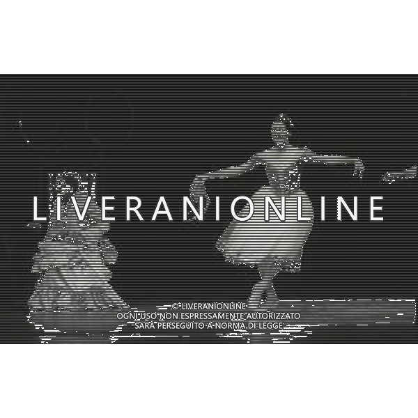NEG-RETROSPETTIVA CARLA FRACCI BALLERINA NELLA FOTO CARLA FRACCI CON PAOLA BORBONI AL TEATRO CARLO GOLDONI IN “SOGNO ROMANTICO OVVERO LE DIVINE ALLA SBARRA “ A MILANO NELL\'ANNO 1988 AG ALDO LIVERANI SAS