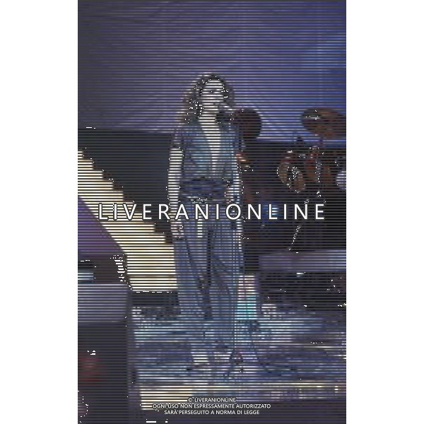 DIAP-RETROSPETTIVA LORETTA GOGGI-CANTANTE-ATTRICE-IMITATRICE-CONDUTTRICE TELEVISIVA E SCRITTRICE NELLA FOTO LORETTA GOGGI A SANREMO NELL\'ANNO 1981 AG ALDO LIVERANI SAS
