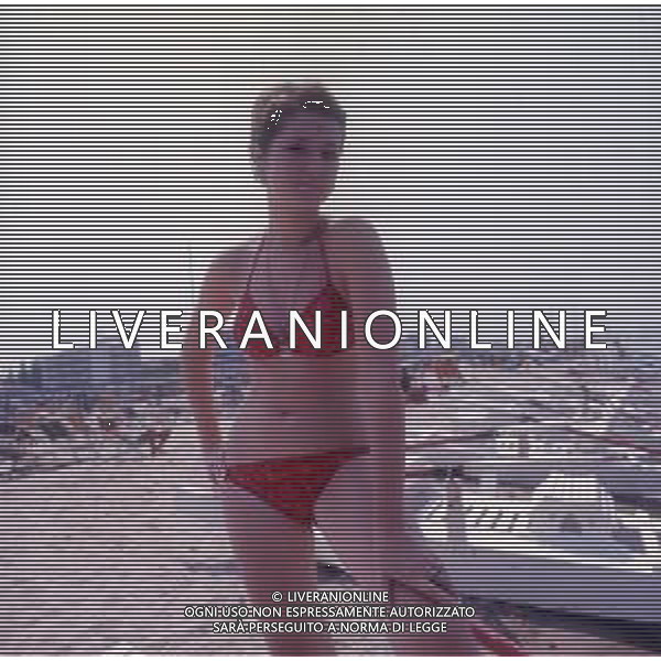 DIAP-RETROSPETTIVA LORETTA GOGGI-CANTANTE-ATTRICE-IMITATRICE-CONDUTTRICE TELEVISIVA E SCRITTRICE NELLA FOTO LORETTA GOGGI AL MARE ANNI 70 AG ALDO LIVERANI SAS  