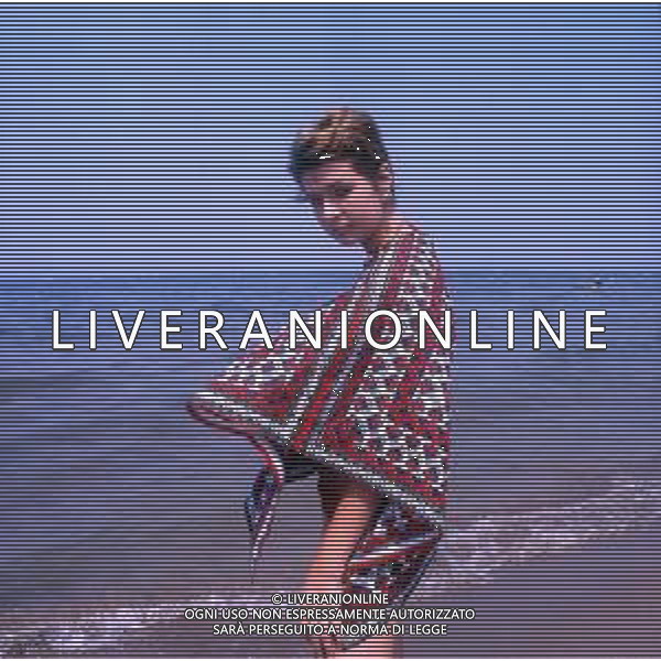 DIAP-RETROSPETTIVA LORETTA GOGGI-CANTANTE-ATTRICE-IMITATRICE-CONDUTTRICE TELEVISIVA E SCRITTRICE NELLA FOTO LORETTA GOGGI AL MARE ANNI 70 AG ALDO LIVERANI SAS  