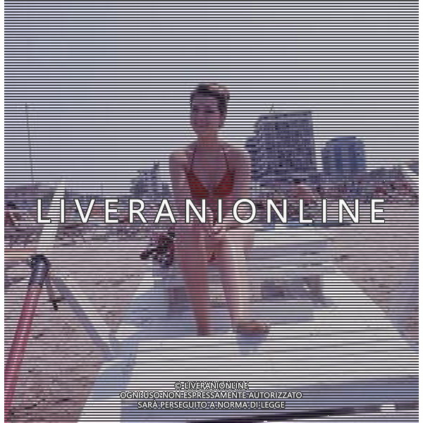DIAP-RETROSPETTIVA LORETTA GOGGI-CANTANTE-ATTRICE-IMITATRICE-CONDUTTRICE TELEVISIVA E SCRITTRICE NELLA FOTO LORETTA GOGGI AL MARE ANNI 70 AG ALDO LIVERANI SAS  