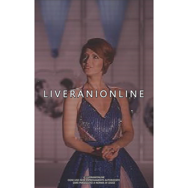 DIAP-RETROSPETTIVA LORETTA GOGGI-CANTANTE-ATTRICE-IMITATRICE-CONDUTTRICE TELEVISIVA E SCRITTRICE NELLA FOTO LORETTA GOGGI A MILANO NELL\'ANNO 1984 IMITAZIONE DI MINA MAZZINI FOTO RENATO LANI-AG ALDO LIVERANI SAS   