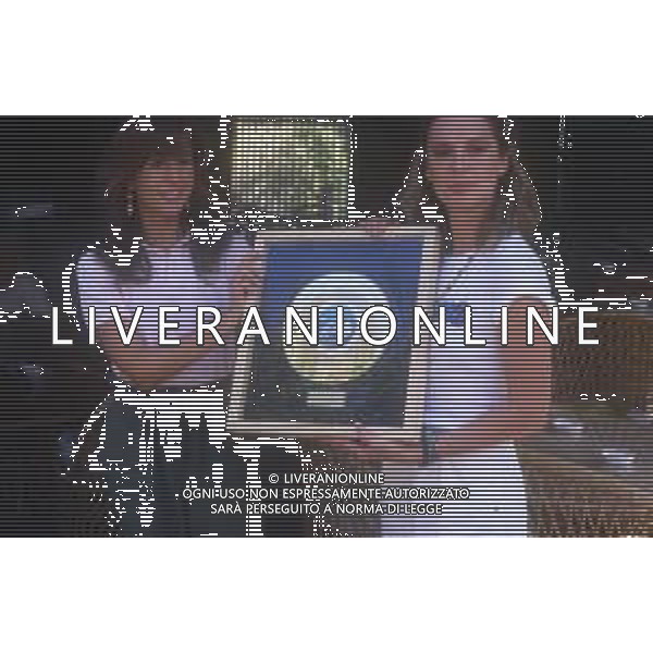 DIAP-RETROSPETTIVA LORETTA GOGGI-CANTANTE-ATTRICE-IMITATRICE-CONDUTTRICE TELEVISIVA E SCRITTRICE NELLA FOTO LORETTA GOGGI CON DANIELA GOGGI A SAINT VINCENT CON IL DISCO D\'ORO NELL\'ANNO 1981 AG ALDO LIVERANI SAS 