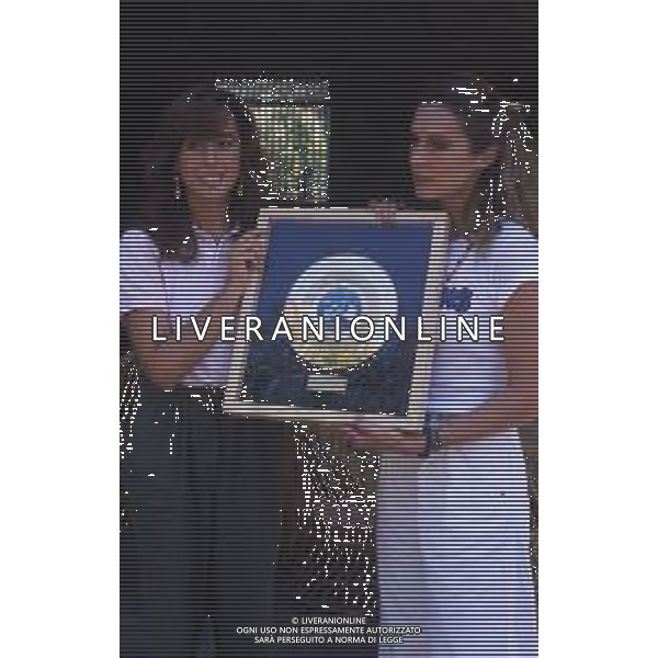 DIAP-RETROSPETTIVA LORETTA GOGGI-CANTANTE-ATTRICE-IMITATRICE-CONDUTTRICE TELEVISIVA E SCRITTRICE NELLA FOTO LORETTA GOGGI CON DANIELA GOGGI A SAINT VINCENT CON IL DISCO D\'ORO NELL\'ANNO 1981 AG ALDO LIVERANI SAS  