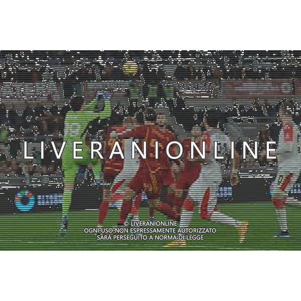 Roma vs Cremonese - Coppa Italia Frecciarossa - Ottavi di finale - Stadio Olimpico - Roma 03-01-2024 nella foto Svilar risolve una mischia ©Federico Gaetano/AGENZIA ALDO LIVERANI SAS