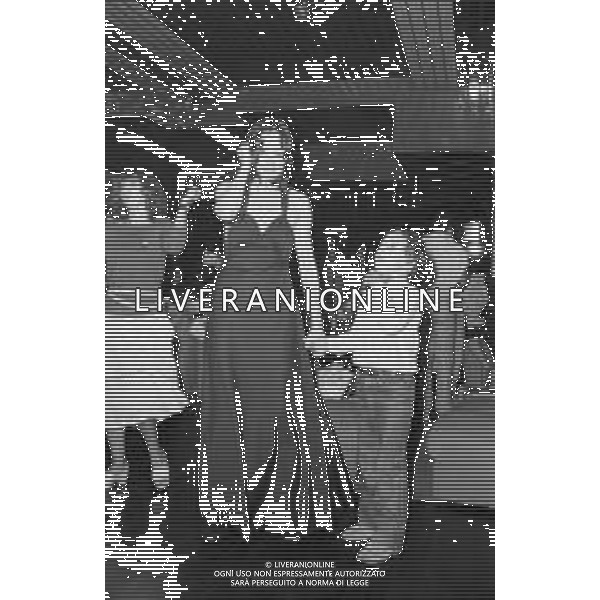 Neg- RETROSPETTIVA MARTINE BROCHARD ATTRICE FRANCESE NELLA FOTO MENTRE BALLA CON IL FIGLIO FERDINANDO CERIANI A MILANO NELL\'ANNO 1978 AG ALDO LIVERANI
