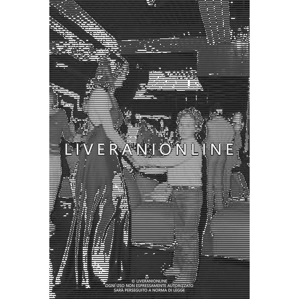 Neg- RETROSPETTIVA MARTINE BROCHARD ATTRICE FRANCESE NELLA FOTO MENTRE BALLA CON IL FIGLIO FERDINANDO CERIANI A MILANO NELL\'ANNO 1978 AG ALDO LIVERANI
