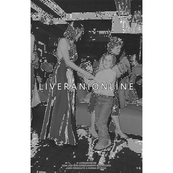 Neg- RETROSPETTIVA MARTINE BROCHARD ATTRICE FRANCESE NELLA FOTO MENTRE BALLA CON IL FIGLIO FERDINANDO CERIANI A MILANO NELL\'ANNO 1978 AG ALDO LIVERANI