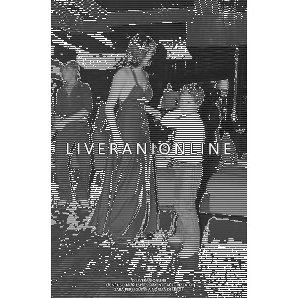Neg- RETROSPETTIVA MARTINE BROCHARD ATTRICE FRANCESE NELLA FOTO MENTRE BALLA CON IL FIGLIO FERDINANDO CERIANI A MILANO NELL\'ANNO 1978 AG ALDO LIVERANI