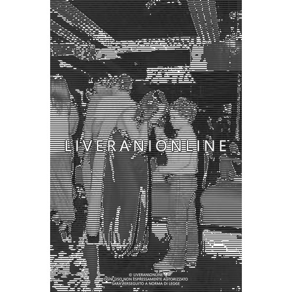 Neg- RETROSPETTIVA MARTINE BROCHARD ATTRICE FRANCESE NELLA FOTO MENTRE BALLA CON IL FIGLIO FERDINANDO CERIANI A MILANO NELL\'ANNO 1978 AG ALDO LIVERANI