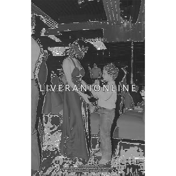 Neg- RETROSPETTIVA MARTINE BROCHARD ATTRICE FRANCESE NELLA FOTO MENTRE BALLA CON IL FIGLIO FERDINANDO CERIANI A MILANO NELL\'ANNO 1978 AG ALDO LIVERANI
