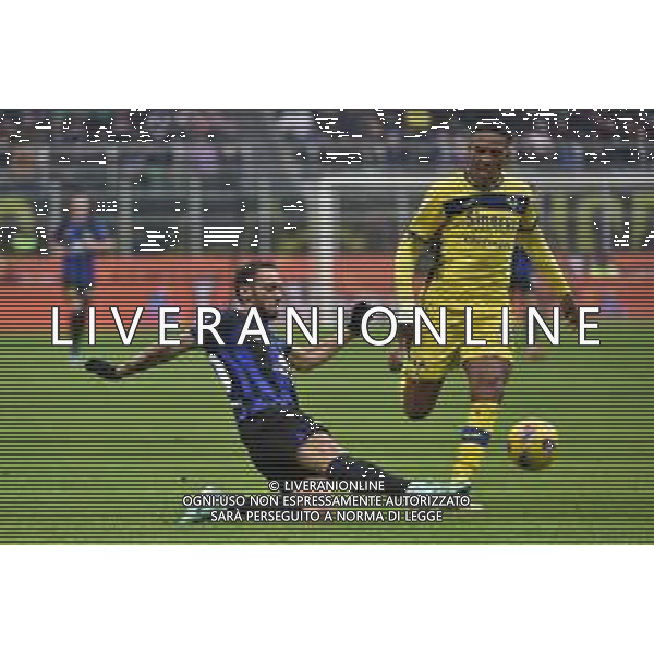 Inter vs Hellas Verona nella foto Hakan Calhanoglu (Inter) e Michael Folorunsho (Hellas Verona) Milano 06-01-2024 Stadio Giuseppe Meazza - San Siro Campionato Serie A TIM - 19a giornata foto Roberto Garavaglia/Agenzia Aldo Liverani sas/AGENZIA ALDO LIVERANI SAS