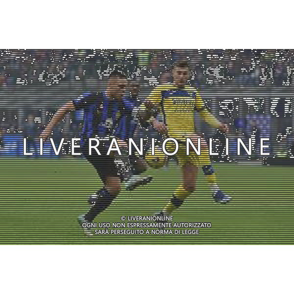 Inter vs Hellas Verona nella foto Lautaro Martinez (Inter) e Giangiacomo Magnani (Hellas Verona) Milano 06-01-2024 Stadio Giuseppe Meazza - San Siro Campionato Serie A TIM - 19a giornata foto Roberto Garavaglia/Agenzia Aldo Liverani sas/AGENZIA ALDO LIVERANI SAS