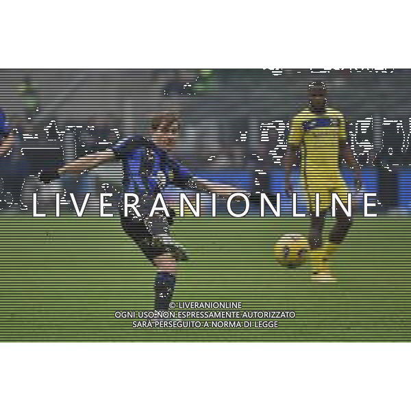 Inter vs Hellas Verona nella foto il tiro di Nicolo\' Barella (Inter) ribattuto in rete da Davide Frattesi (Inter) per il gol del 2 a 1 Milano 06-01-2024 Stadio Giuseppe Meazza - San Siro Campionato Serie A TIM - 19a giornata foto Roberto Garavaglia/Agenzia Aldo Liverani sas/AGENZIA ALDO LIVERANI SAS