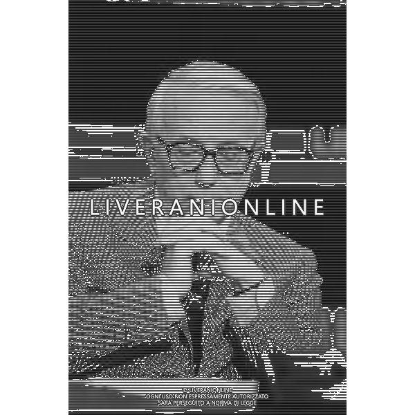 NEG-RETROSPETTIVA ENZO BIAGI GIORNALISTA-SCRITTORE NELLA FOTO ENZO BIAGI CONDUCE LA TRASMISSIONE TELEVISIVA “LINEA DIRETTA“ STUDI RAI A MILANO NELL\'ANNO 1985 AG ALDO LIVERANI SAS