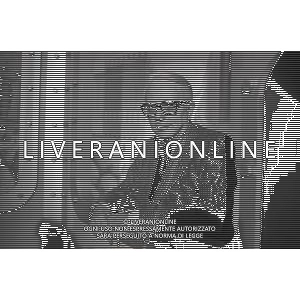 NEG-RETROSPETTIVA ENZO BIAGI GIORNALISTA E SCRITTORE E CONDUTTORE TELEVISIVO NELLA FOTO ENZO BIAGI NELLA TRASMISSIONE TELEVISIVA “SPOT “NELL\'ANNO 1986 A MILANO AG ALDO LIVERANI SAS