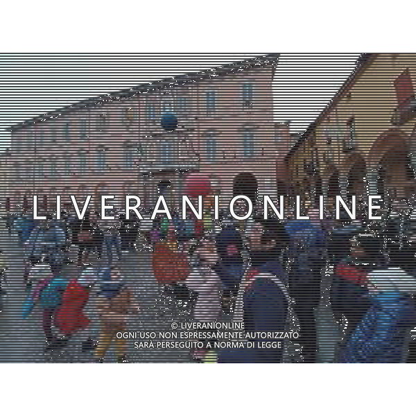 IMOLA 06 01 2024 PIAZZA MATTEOTTI LE BEFANE del Cai scendano dal Palazzo comunale per portare doni ai bambini e bambine presenti NELLA FOTO GIOCOLIERI ©SANNA/AGENZIA ALDO LIVERANI SAS