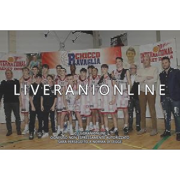 IMOLA 06 01 2024 TORNEO CHICCO RAVAGLIA UNDER 16 MASCHILE NELLA FOTO VINCITORI DEL TORNEO ARMANI JEANS MILANO NELLA FOTO SQUADRA DI MILANO CON FULVIO ZAVAGLI ROBERTO BOB RAVAGLIA E SINDACO MARCO PANIERI FOTO GIANNI SANNA-AG ALDO LIVERANI SAS