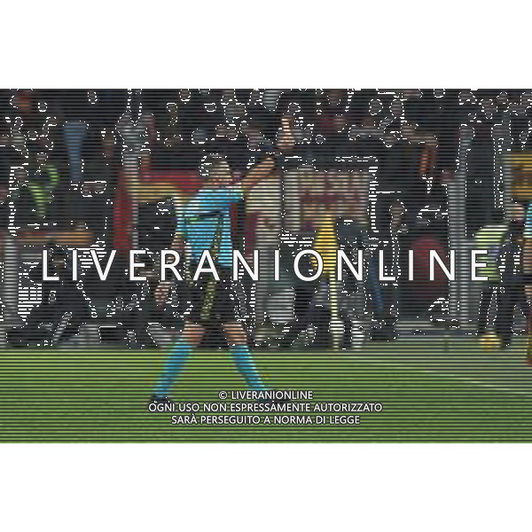 Roma vs Atalanta - Campionato Serie A TIM - 19 giornata - Stadio Olimpico - Roma 07-01-2024 nella foto arbitro Aureliano estrae il cartellino rosso per l\'espulsione di jose\' Mourinho ©Federico Gaetano/AGENZIA ALDO LIVERANI SAS