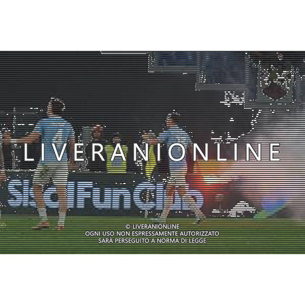 Lazio vs Roma - Coppa Italia Frecciarossa - Quarti di finale - Stadio Olimpico - Roma 10-01-2024 nella foto Romagnoli allontana un fumogeno dal campo ©Federico Gaetano/AGENZIA ALDO LIVERANI SAS