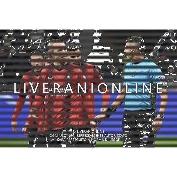 Milan vs Atalanta nella foto proteste Milan con l\'arbitro Marco Di Bello di Brindisi Milano 10-01-2024 Stadio Giuseppe Meazza - San Siro Coppa Italia Frecciarossa - quarti di finale foto Roberto Garavaglia/Agenzia Aldo Liverani sas/AGENZIA ALDO LIVERANI SAS