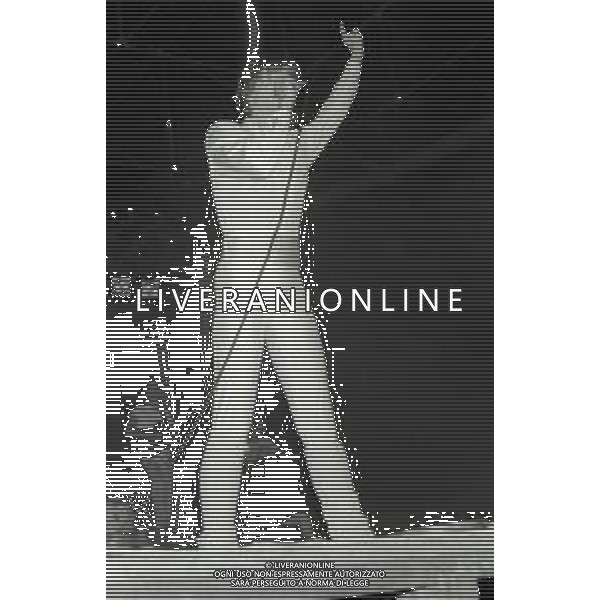 NEG-RETROSPETTIVA MIGUEL BOSE\' CANTANTE NELLA FOTO MIGUEL BOSE\' A MILANO CONCERTO ALL\'ARENA CIVICA NELL\'ANNO 1980 AG ALDO LIVERANI SAS