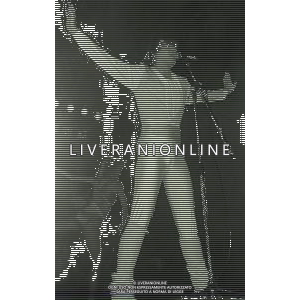 NEG-RETROSPETTIVA MIGUEL BOSE\' CANTANTE NELLA FOTO MIGUEL BOSE\' A MILANO CONCERTO ALL\'ARENA CIVICA NELL\'ANNO 1980 AG ALDO LIVERANI SAS