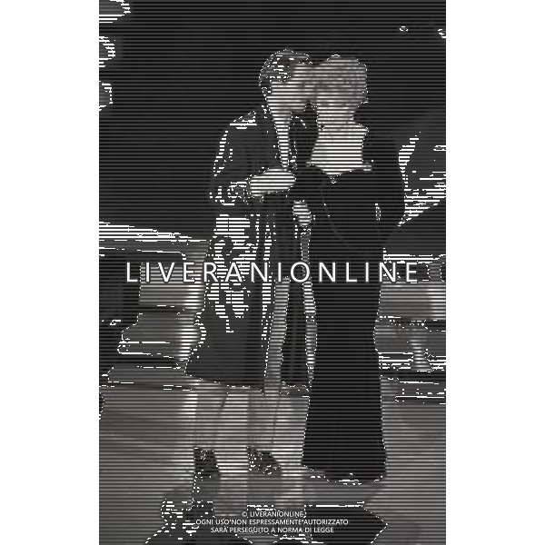NEG-RETROSPETTIVA MIGUEL BOSE\' CANTANTE NELLA FOTO MIGUEL BOSE\' NELL\'ANNO 1988 AL FESTIVAL DI SANREMO CON GABRIELLA CARLUCCI AG ALDO LIVERANI SAS 