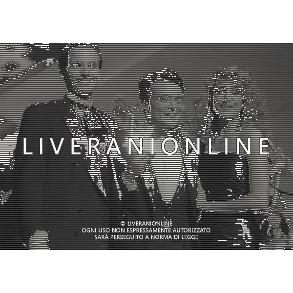 NEG-RETROSPETTIVA MIGUEL BOSE\' CANTANTE NELLA FOTO MIGUEL BOSE\' NELL\'ANNO 1988 AL FESTIVAL DI SANREMO CON GABRIELLA CARLUCCI E MASSIMO RANIERI AG ALDO LIVERANI SAS  