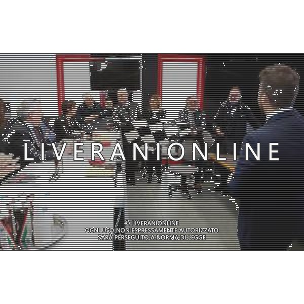 IMOLA 13 01 2024 AUTODROMO ENZO E DINO FERRARI ANTONIO TAJANI MINISTRO DEGLI AFFARI ESTERI IN VISITA NELLA FOTO PRESIDENTE FORMULA IMOLA GIAN CARLO MINARDI SVENTOLA LA BANDIERA SCACCHI DOPO L\'ANNUNCIO DEL MINISTRO DEGLI AFFARI ESTERI ANTONIO TAJANI CHE LO STATO ITALIANO AIUTERA\' L\'AUTODROMO SULLO SFONDO DELLA FOTO DA SINISTRA ANTONIO TAJANI FABIO BACCHILEGA ELENA PENAZZI PIETRO BENVENUTI E SINDACO MARCO PANIERI DI SCHIENA ©SANNA/AGENZIA ALDO LIVERANI SAS