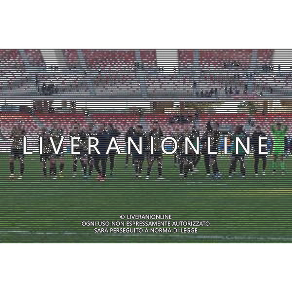 SSC Bari players applauds fans during the Italian Serie B match SSC Bari vs Ternana Calcio on January 13, 2024 at the San Nicola stadium in Bari, Italy. Photo by Emmanuele Mastrodonato/ag. Aldo Liverani sas/AGENZIA ALDO LIVERANI SAS