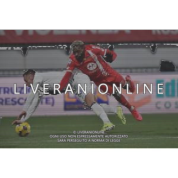 Monza vs Inter nella foto il contatto in area tra Davide Frattesi (Inter)v e Jean-Daniel Akpa Akpro (Monza) giudicato da rigore dall\'arbitro Antonio Rapuano di Rimini Monza 13-01-2024 U-Power Stadium Campionato Serie A TIM - 20a giornata foto Roberto Garavaglia/Agenzia Aldo Liverani sas