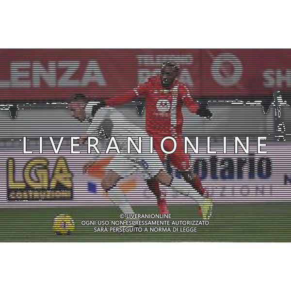 Monza vs Inter nella foto il contatto in area tra Davide Frattesi (Inter)v e Jean-Daniel Akpa Akpro (Monza) giudicato da rigore dall\'arbitro Antonio Rapuano di Rimini Monza 13-01-2024 U-Power Stadium Campionato Serie A TIM - 20a giornata foto Roberto Garavaglia/Agenzia Aldo Liverani sas