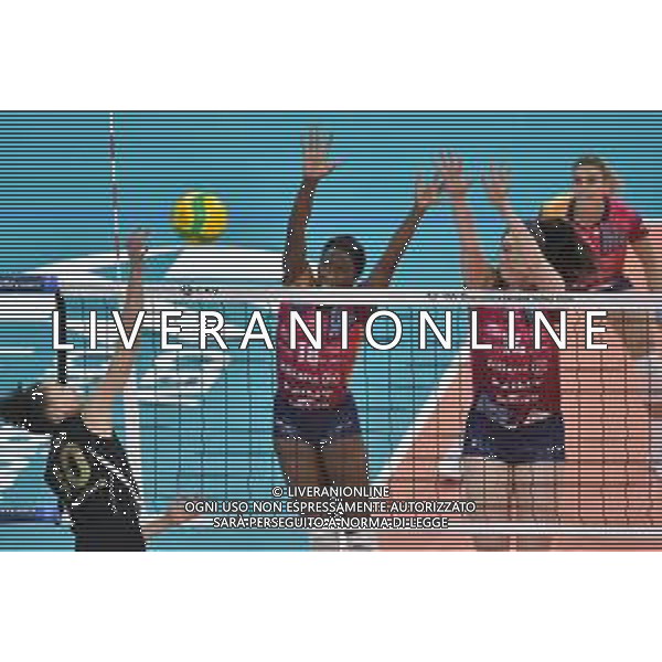 TVRG Allianz Vero Volley Milano vs VakifBank Istanbul nella foto Gabriela Guimaraes (VakifBank Istanbul) contro il muro di Paola Egonu (Vero Volley Milano) e Dana Lynn Rettke (Vero Volley Milano) Milano 16-01-2024 Allianz Cloud CEV Champions League femminile Gruppo A - 6a giornata foto Roberto Garavaglia/Agenzia Aldo Liverani sas