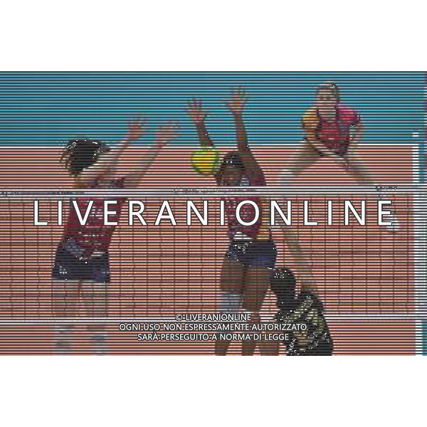 TVRG Allianz Vero Volley Milano vs VakifBank Istanbul nella foto Jordan Thompson (VakifBank Istanbul) contro il muro di Dana Lynn Rettke (Vero Volley Milano) e Myriam Sylla (Vero Volley Milano) Milano 16-01-2024 Allianz Cloud CEV Champions League femminile Gruppo A - 6a giornata foto Roberto Garavaglia/Agenzia Aldo Liverani sas