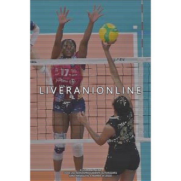 TVRG Allianz Vero Volley Milano vs VakifBank Istanbul nella foto Jordan Thompson (VakifBank Istanbul) contro il muro di Myriam Sylla (Vero Volley Milano) Milano 16-01-2024 Allianz Cloud CEV Champions League femminile Gruppo A - 6a giornata foto Roberto Garavaglia/Agenzia Aldo Liverani sas