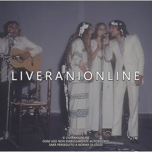 COL-RETROSPETTIVA KOCIS PSEUDONIMO DI FRANCO CARRISI CANTANTE NELLA FOTO ALBANO CARRISI CON ROMINA POWER TARYN POWER E FRANCO CARRISI (KOCIS) AG ALDO LIVERANI SAS