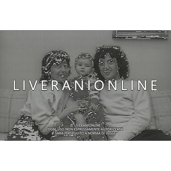 NEG-RETROSPETTIVA EVARISTO BECCALOSSI CALCIATORE NELLA FOTO EVARISTO BECCALOSSI CON LA FAMIGLIA NELL\'ANNO 1982-1983  AG ALDO LIVERANI SAS