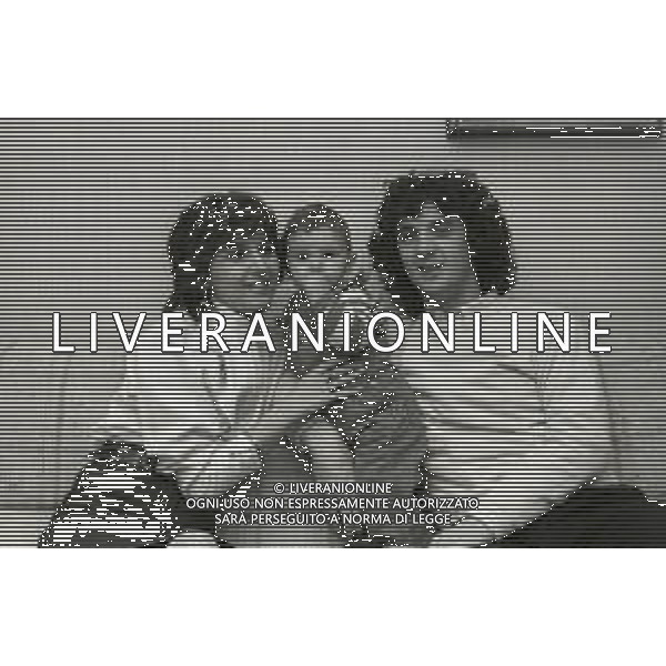 NEG-RETROSPETTIVA EVARISTO BECCALOSSI CALCIATORE NELLA FOTO EVARISTO BECCALOSSI CON LA FAMIGLIA NELL\'ANNO 1982-1983  AG ALDO LIVERANI SAS