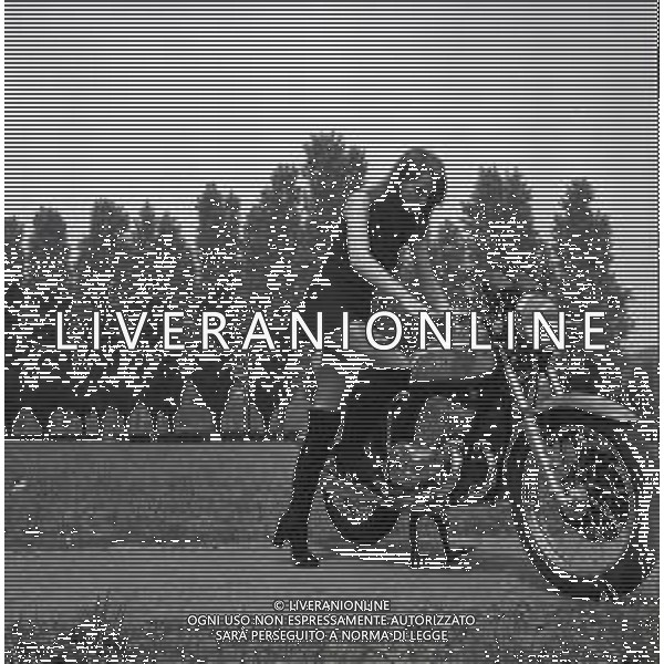 Neg- RETROSPETTIVA DIANA SCAPOLAN MISS EUROPA NELLA FOTO NELL\'ANNO 1972 IN SELLA AD UNA MOTOCICLETTA KAWASAKI 750 AG ALDO LIVERANI SAS