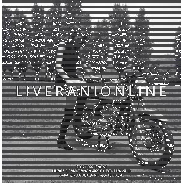 Neg- RETROSPETTIVA DIANA SCAPOLAN MISS EUROPA NELLA FOTO NELL\'ANNO 1972 IN SELLA AD UNA MOTOCICLETTA KAWASAKI 750 AG ALDO LIVERANI SAS