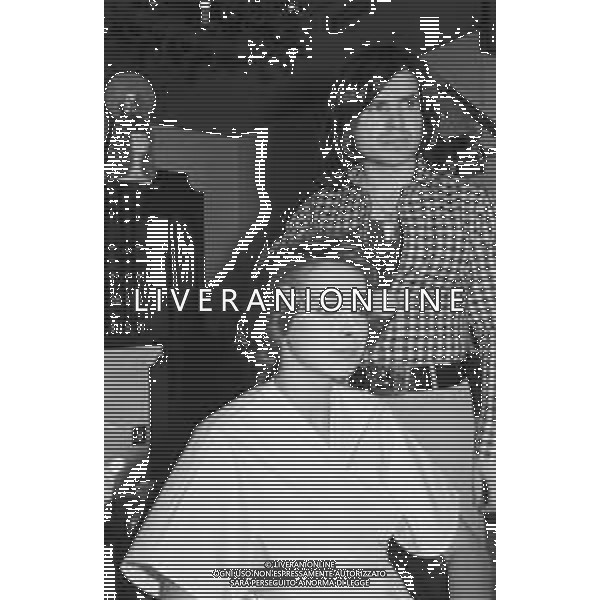 Neg- RETROSPETTIVA DIANA SCAPOLAN MISS EUROPA NELLA FOTO NELL\'ANNO 1972 DURANTE UNA SEDUTA DI TRUCCO E PARRUCCO CON ROLANDO ELISEI "PARRUCCHIERE DELLE DIVE" AG ALDO LIVERANI SAS