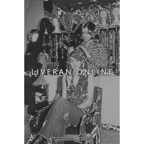 Neg- RETROSPETTIVA DIANA SCAPOLAN MISS EUROPA NELLA FOTO NELL\'ANNO 1972 DURANTE UNA SEDUTA DI TRUCCO E PARRUCCO CON ROLANDO ELISEI "PARRUCCHIERE DELLE DIVE" AG ALDO LIVERANI SAS