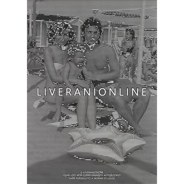 NEG-RETROSPETTIVA EVARISTO BECCALOSSI CALCIATORE NELLA FOTO EVARISTO BECCALOSSI CON LA FAMIGLIA A FORTE DEI MARMI NELL\'ANNO 1983 AG ALDO LIVERANI SAS